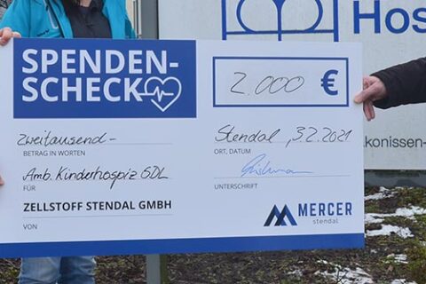 André Listemann, Managing Director Mercer Stendal, presents Outpatient Children’s Hospice Service donation