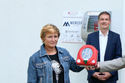 André Listemann, Managing Director of Mercer Stendal, handing off one of the layman defibrillators to the Björn Steiger Foundation for the Heart Safe Community Arneburg-Goldbeck project