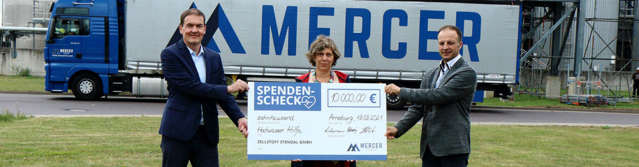 André Listemann, Managing Director of Mercer Stendal, and Wolfgang Beck, Managing Director of Mercer Holz, presenting donation cheque to 'Aktion Deutschland hilft' for the 2021 floods in Germany