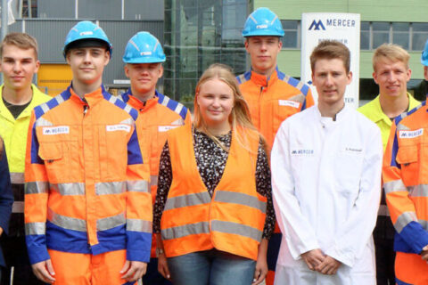 Lisa Wechsung (training officer, from left) welcomed Jonas Knofflock, Ben Luca Schirmel, Marlon Klas, Lina Mangelsdorf, Leon Flöther, Daniel Knackmuß, Louis Lennox Schulz and David Ziems to the Arneburg pulp mill at the start of their training.