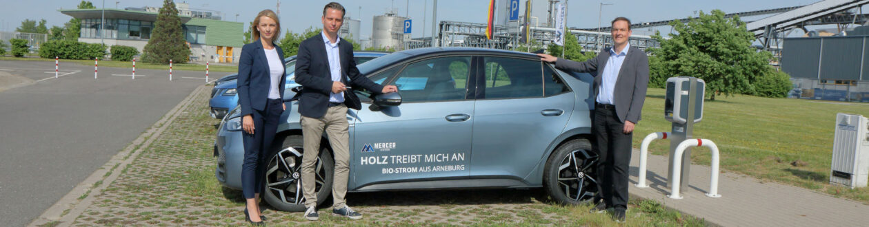 Managing Director Mercer André Listemann, accepts ID.3 electric vehicle from Volkswagen Rosier dealership in Stendal, which will supplement Mercer Stendal’s fleet in the future, powered by green electricity from Arneburg.