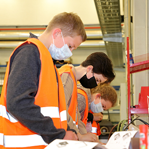 Local Arneburg students build a flashlight in Mercer Stendal as part of Future Day 2022. Photo: Daniela Wedel