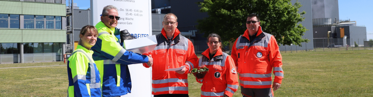Michael Jakubek and Sarah Lukas of Mercer Stendal present 245 pairs of safety shoes to Sven Gauter, Anett Fiedler, and Daniel Fiedler of the DRK Kreisverband Östliche Altmark e.V. to support volunteer rescue efforts.